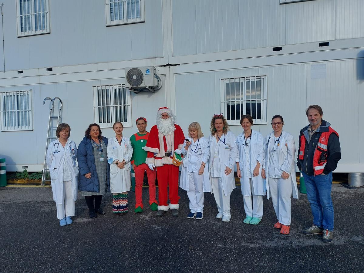 La visita de Papá Noel al Hospital de Cabueñes de Gijón, en imágenes