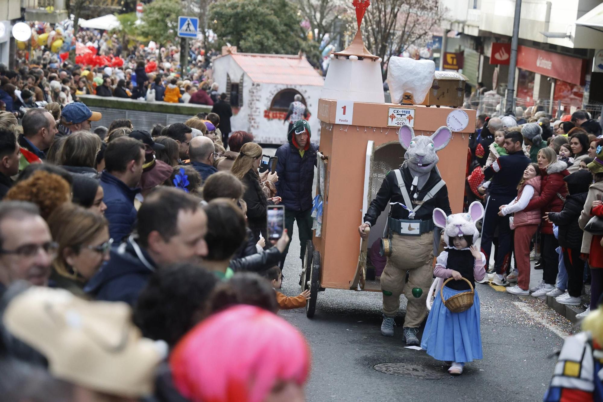 Santiago disfruta del tradicional desfile de martes de Entroido