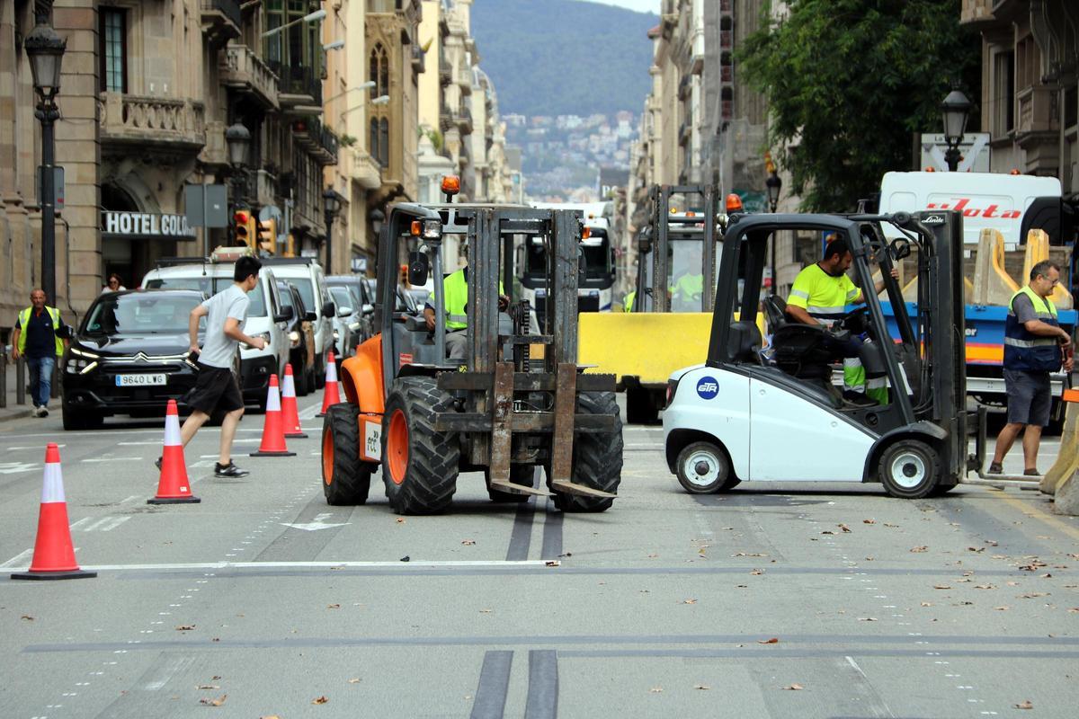 Operarios municipales cortan Via Laietana en sentido ascendente a la altura de Correos, a principios de septiembre