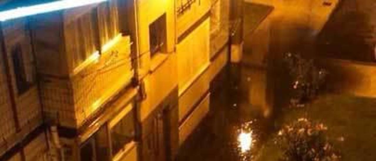 La calle, anegada tras la tormenta del sábado por la noche.