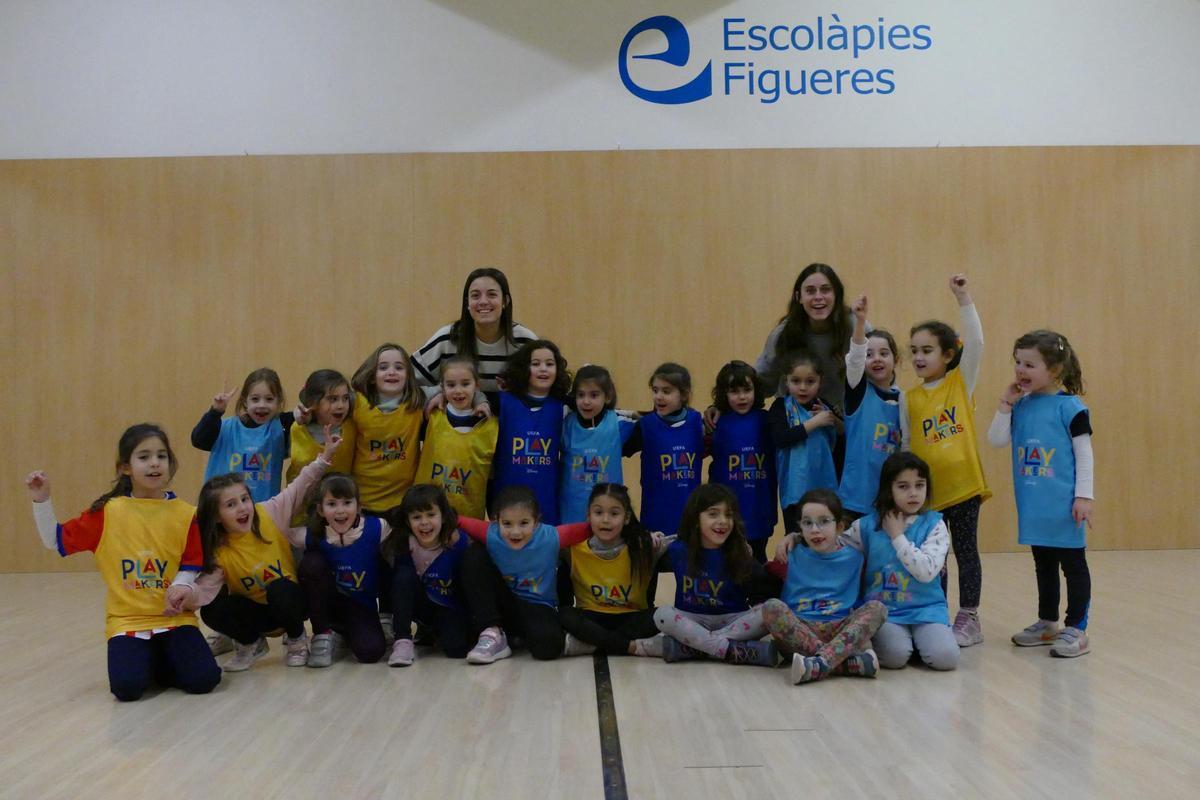 Fotografia de grup de les jugadores i les entrenadores del projecte Playmakers de les Escolàpies Figueres