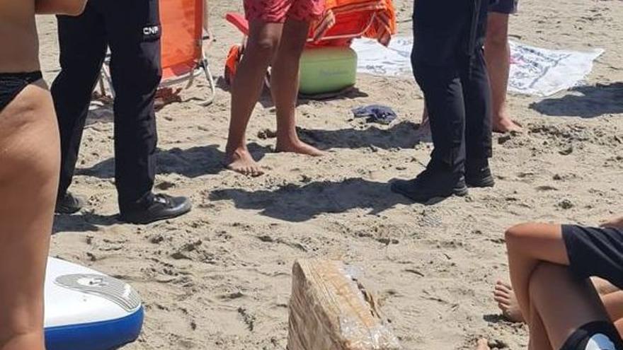 Momento del hallazgo del paquete con droga en la playa del Gurugú de Castelló