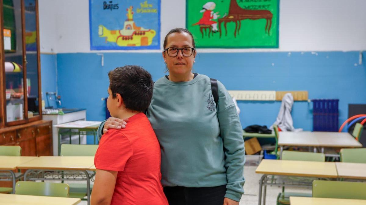 Ruth Gil junto a su hijo en el colegio Jerónimo Blancas y Tomas.