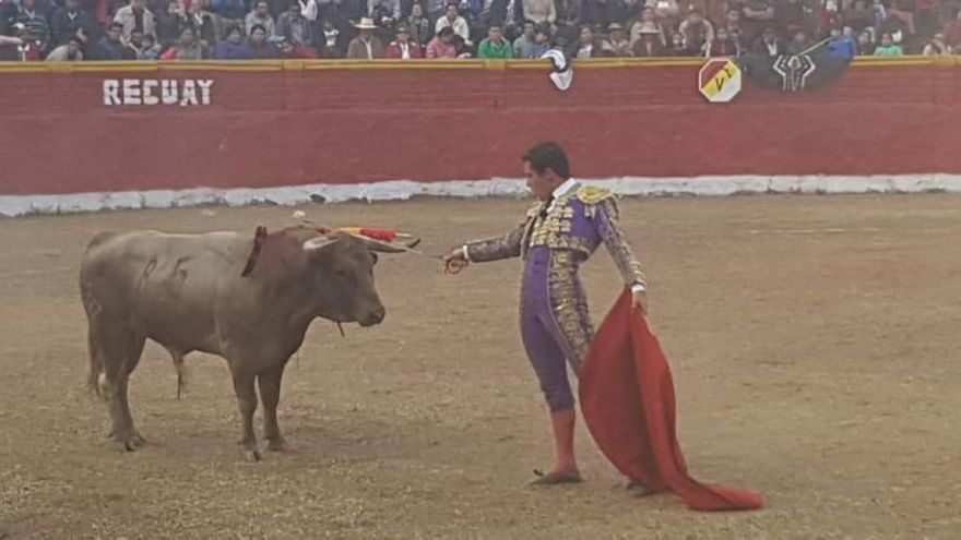 David Fernández junto a uno de los dos toros que lidió.