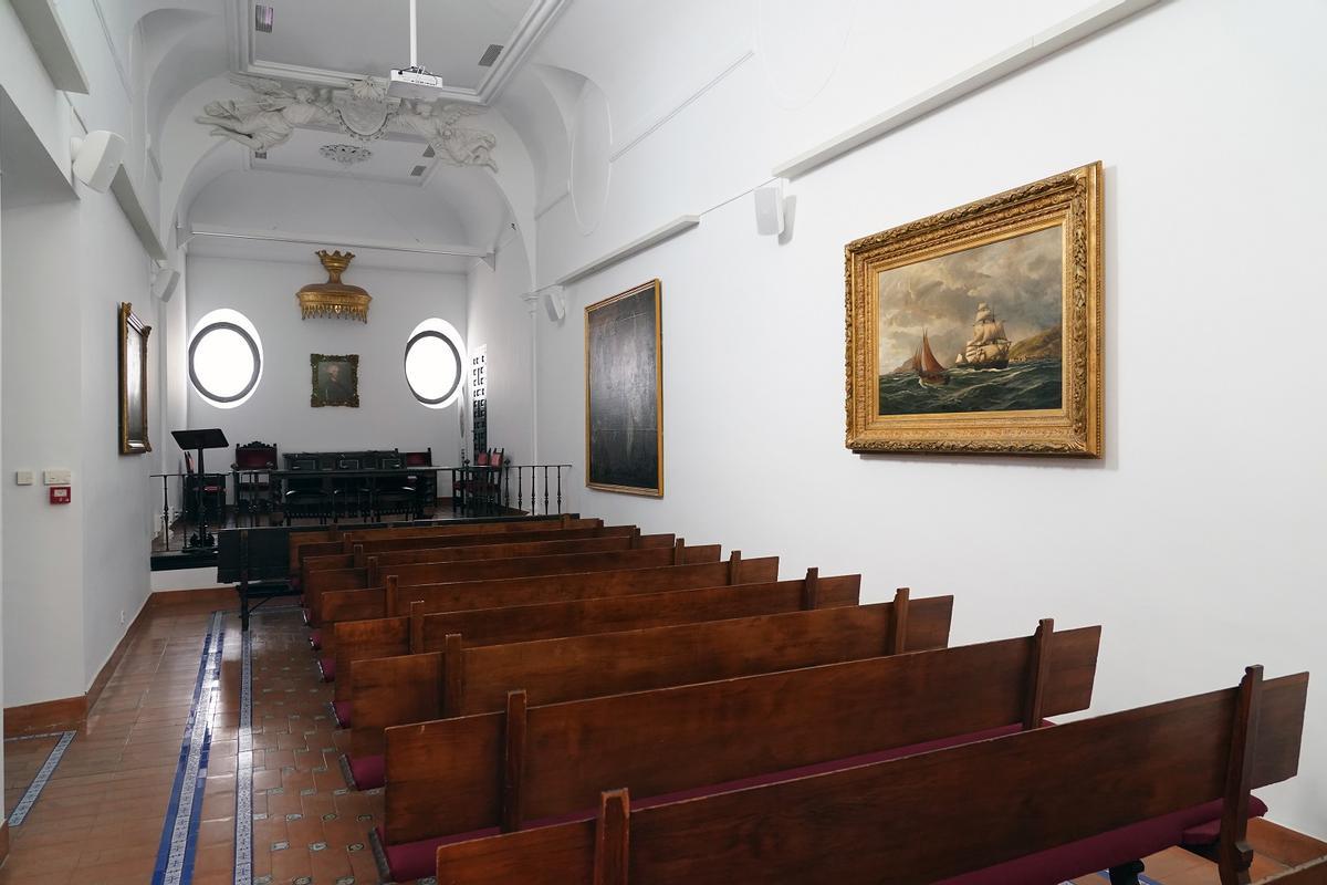 Antigua sala de audiencias del Consulado del Mar, presidida por el retrato de Carlos III.