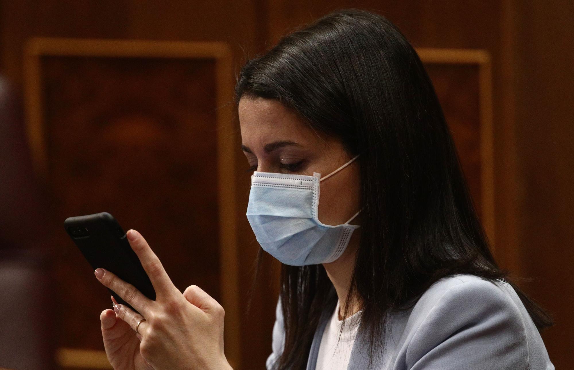 Inés Arrimadas consulta su móvil en una sesión en el Congreso de los Diputados.