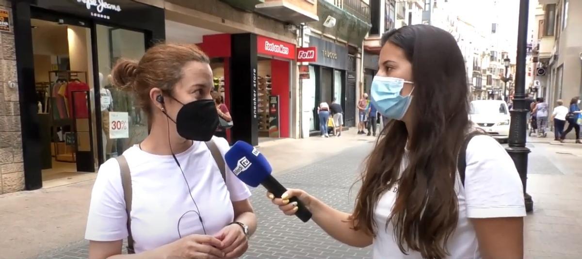 Sandra Segarra (d) se patea las calles de Castelló en 'Opinió pública'.