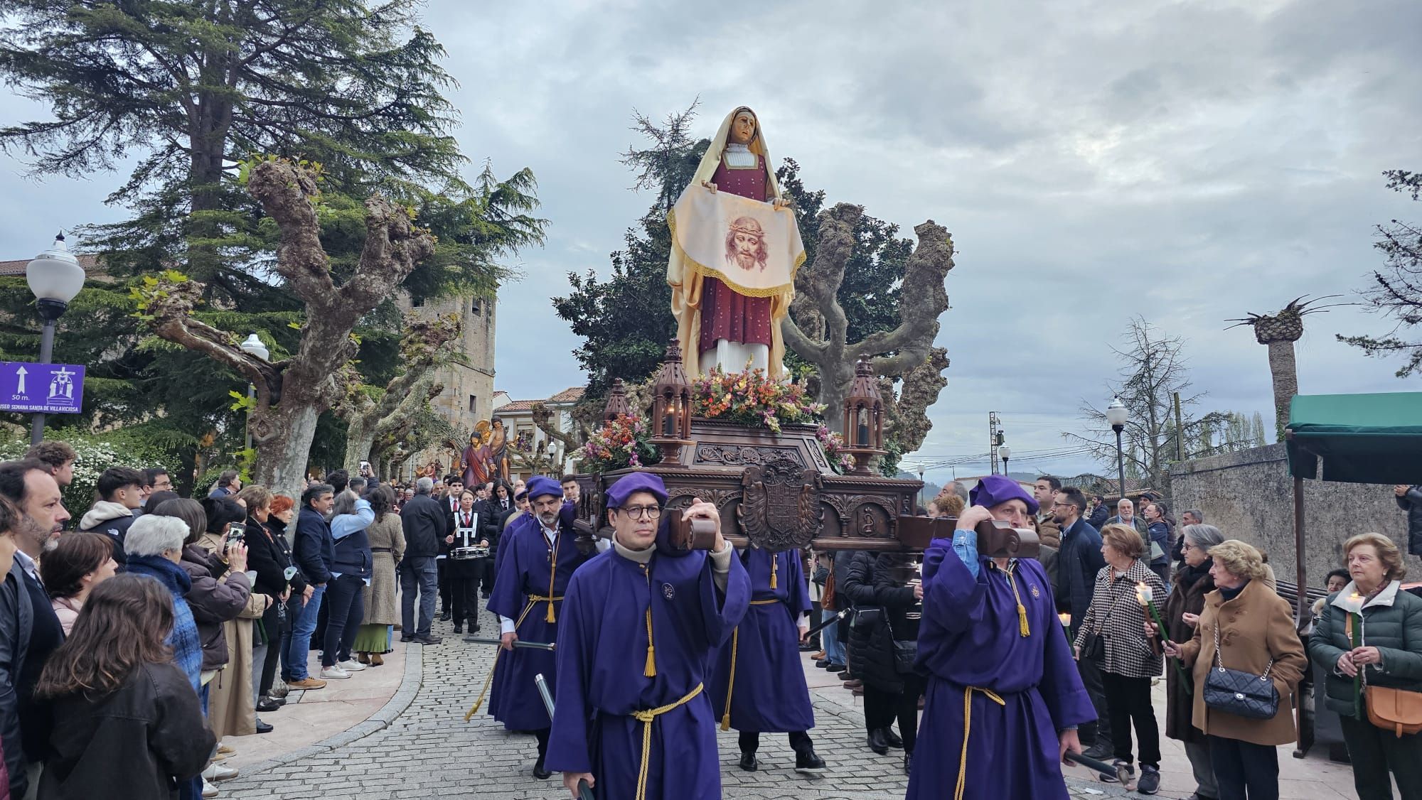 En imágenes: la salida de la procesión del Calvario de Villaviciosa