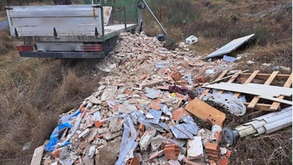 Pillado vertiendo escombros ilegalmente en Plasencia: La Policía Local denuncia a una constructora.