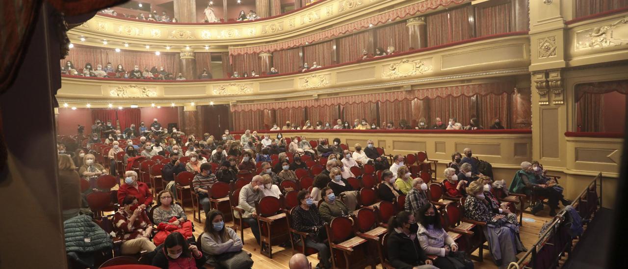 Espectadores del estreno avilesino de &quot;Ay, Carmela&quot;.