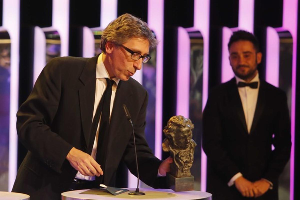 David Trueba, con su premio al mejor director por ’Vivir es fácil...’.