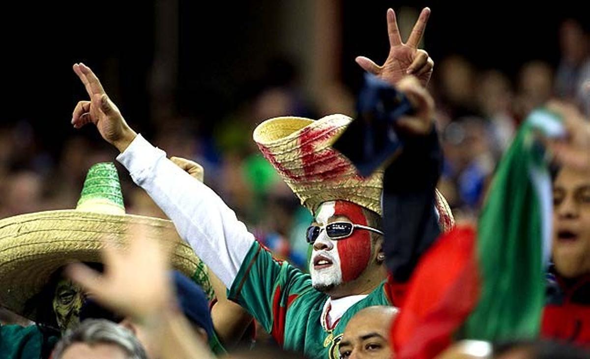 Fans mexicans animen el seu equip durant el partit amistós de futbol contra Bòsnia al Geòrgia Dome d’Atlanta (Estats Units).