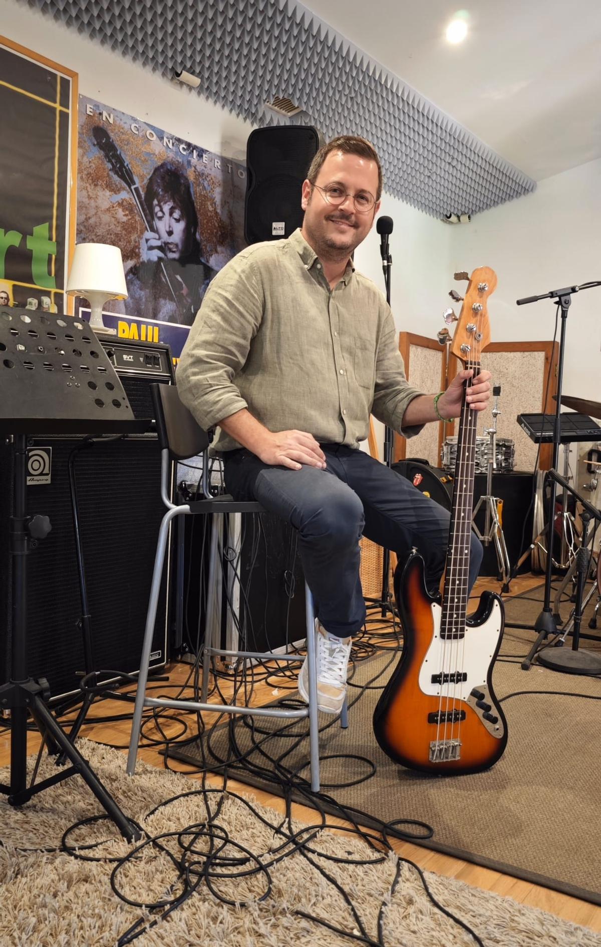El alcalde de Marratxí, Miquel Cabot, en el local de ensayo de la banda ‘Cabot. |  R.F.