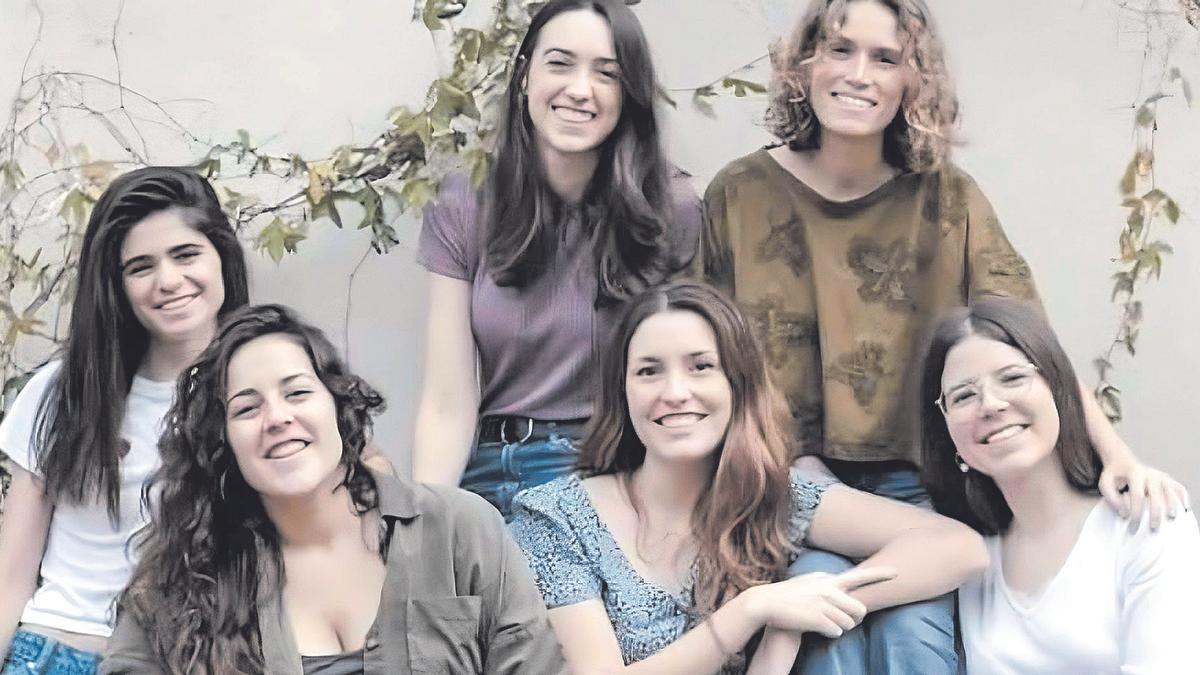 Las directoras Belén Puime, Lucía Herrera, Clàudia García de Dios, Ariadna Fortuny, Mónica Cambra y Mònica Tort.