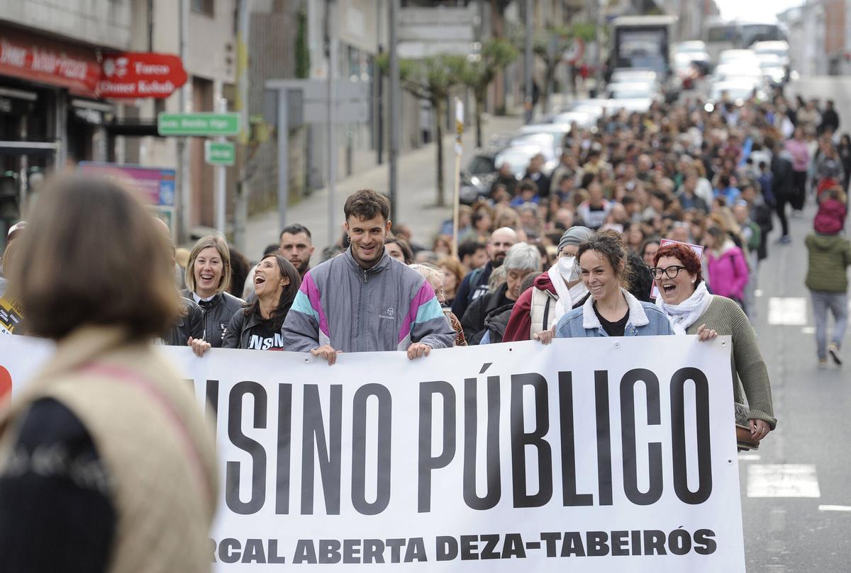 Centares de manifestantes recorren las calles de A Estrada.