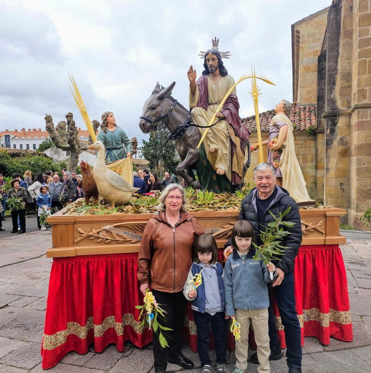 Mari Carmen Vejer y Alejandro Grupely, con sus nietos Víctor y Eloy. | V. A.