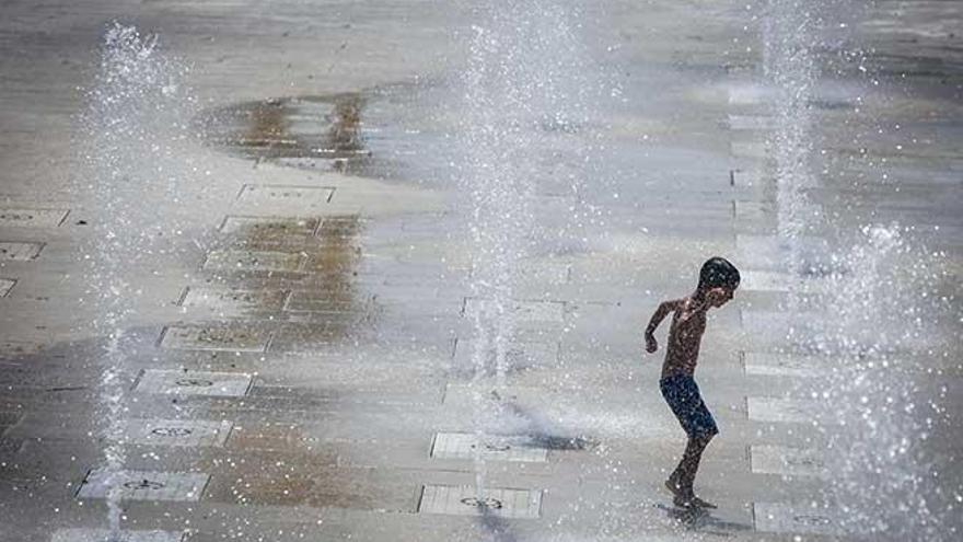 Un niño se refresca en una fuente pública durante la ola de calor que la isla vivió en 2018.