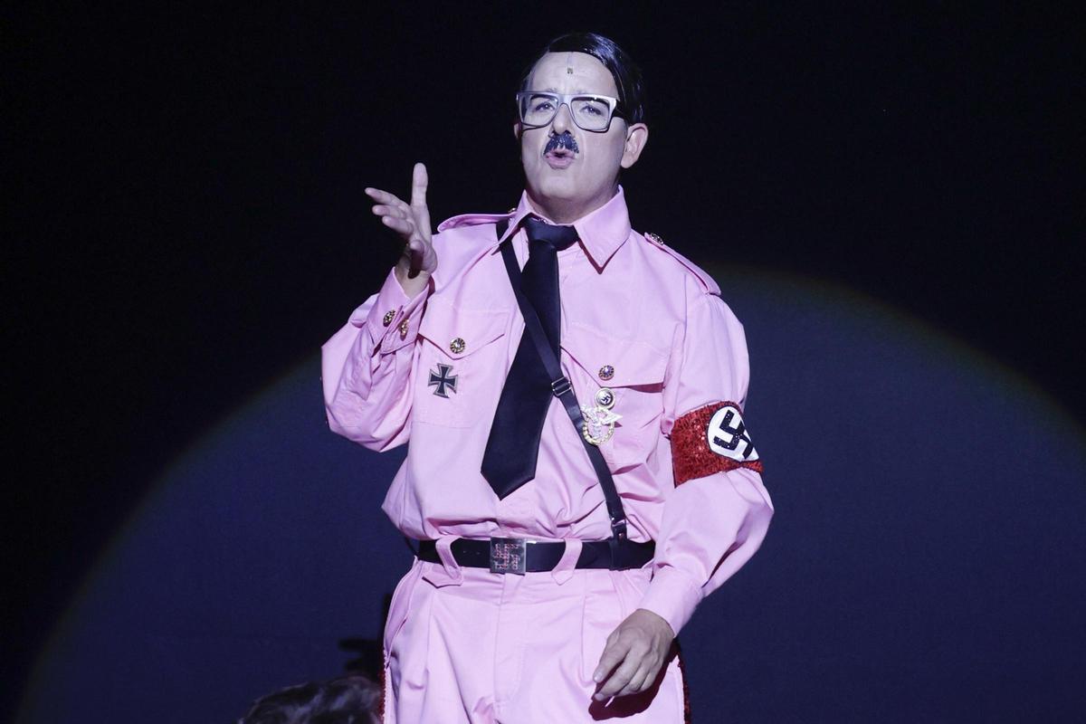 Àngel Llàcer caracterizado como Hitler en 'The Producers'.