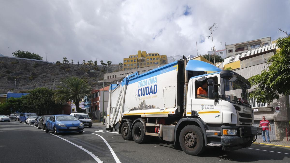 Camión del servicio municipal de recogida de basura urbana, en Barranquillo don Zoilo.