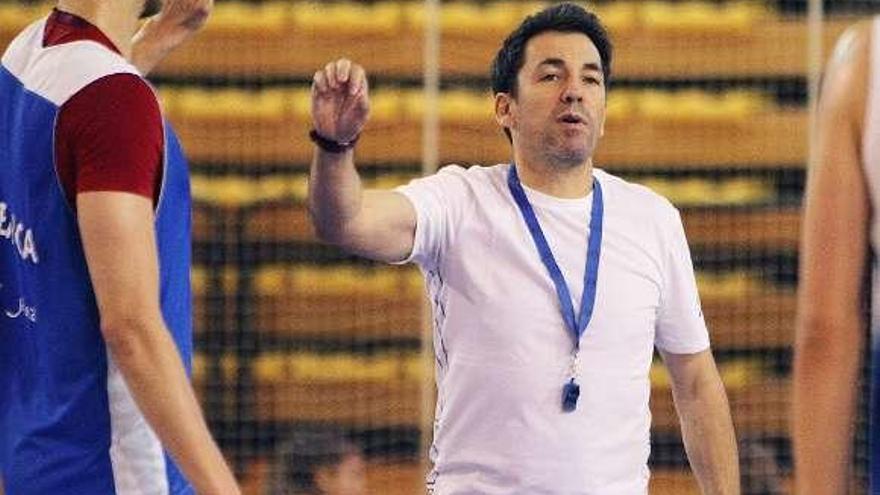 Gonzalo García de Vitoria, entrenador del COB. // Iñaki Osorio