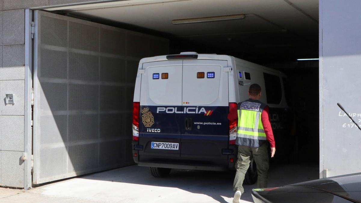 Una furgoneta policial, en un juzgado de Badajoz.