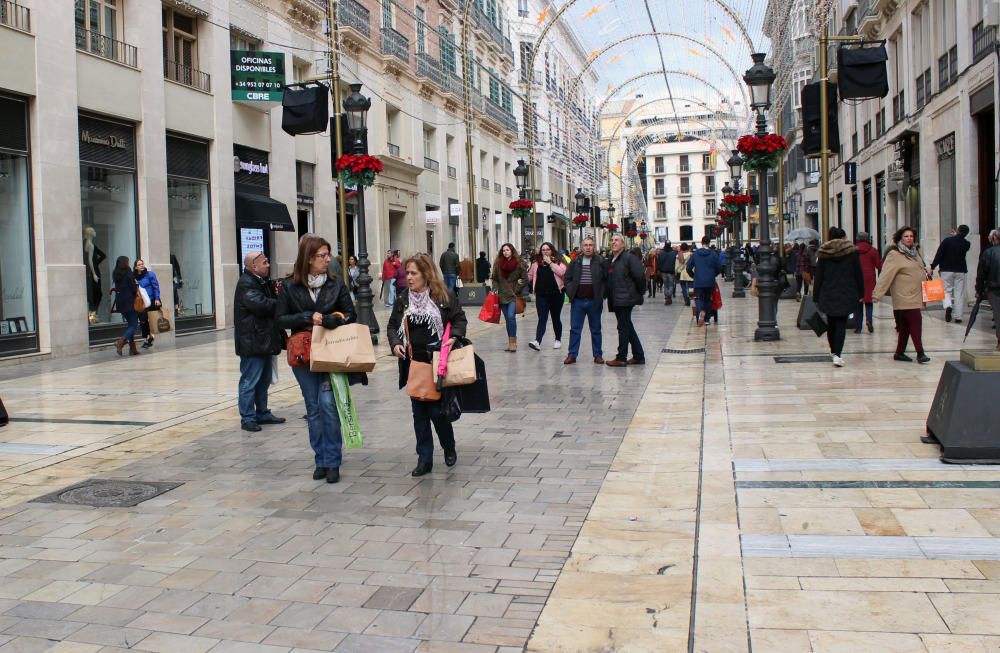 Mucha actividad en los comercios de Málaga en el primer día de compras con descuentos extraordinarios