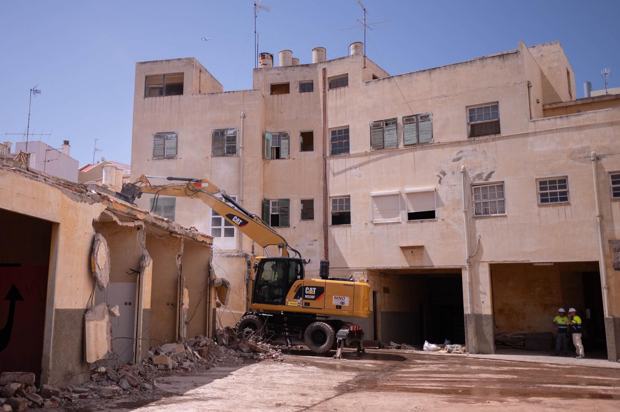 Demolición de las antiguas cocheras de Santa Cruz de Tenerife para la construcción de un aparcamiento en El Toscal.