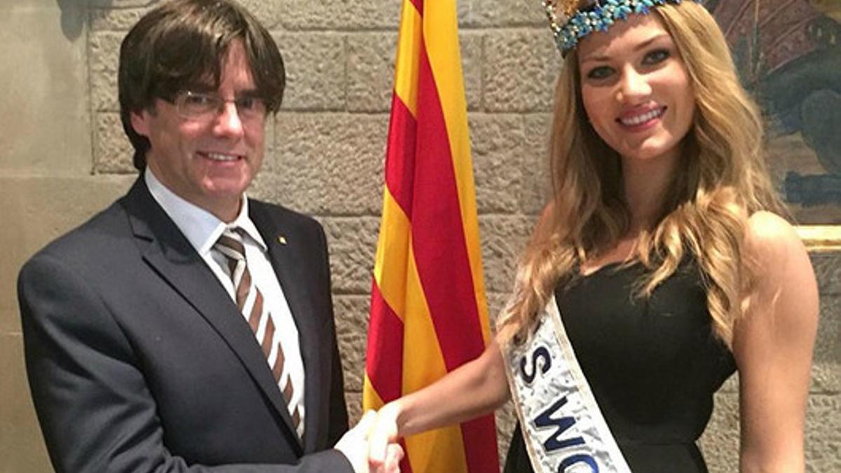 El 'president' Puigdemont recibe a Miss Mundo, la catalana Mireia Lalaguna