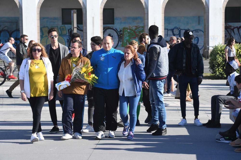 Homenaje en el Orzán al joven ahogado en la playa