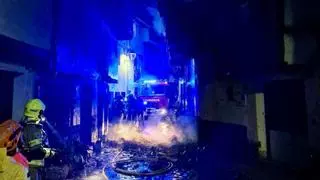 Un grave incendio en una vivienda del tesoro antiguo de Villanueva de la Vera se propaga a otra casa colindante y da el susto del sábado a los vecinos
