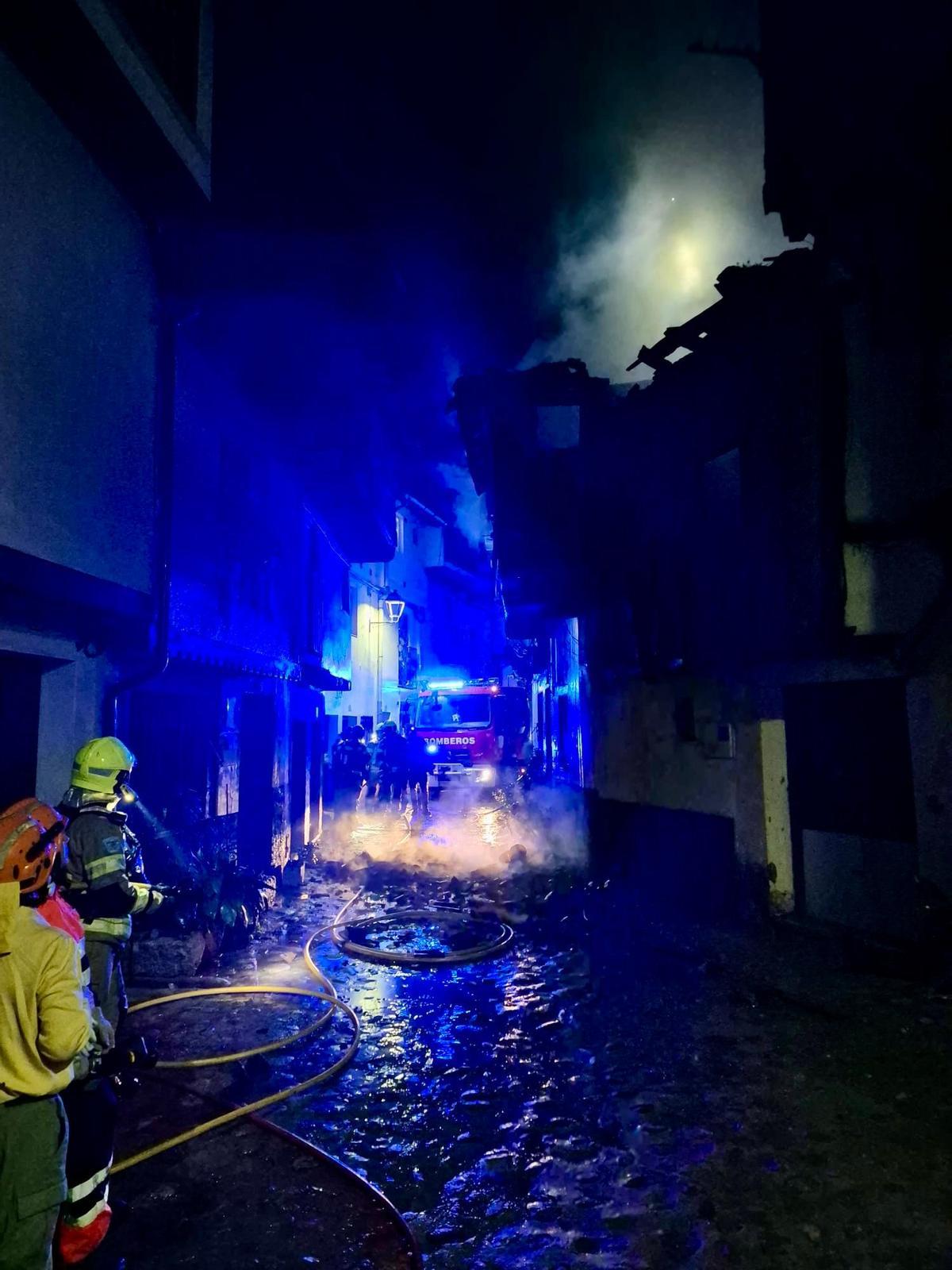 Galería | El incendio en una vivienda de Villanueva de la Vera