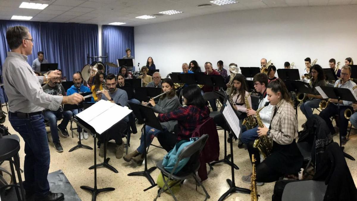 Imagen de archivo de un ensayo de la Banda Municipal, dirigida por Jaime Manuel Ribas. | D.I.