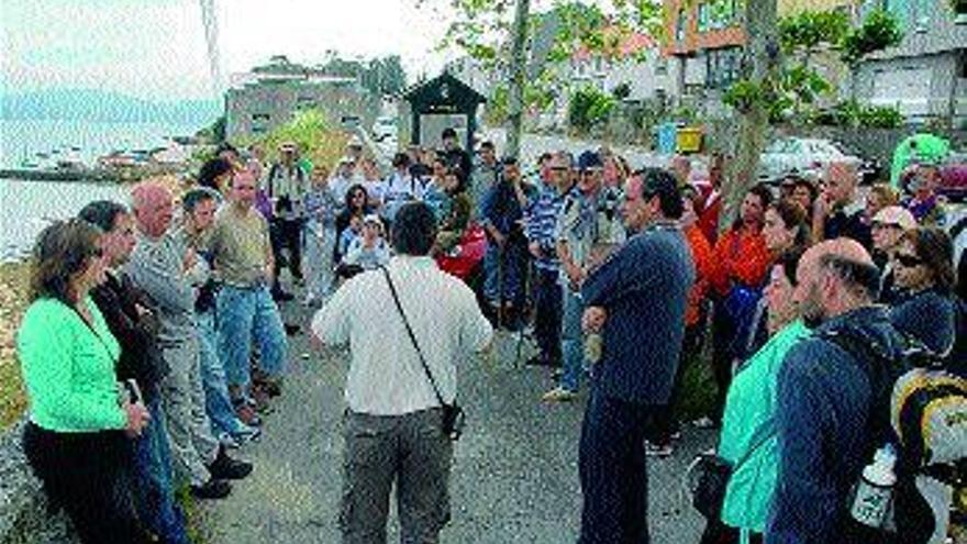 Los asistentes a la ruta por orillamar desde Carril hasta Bamio. / iñaki abella