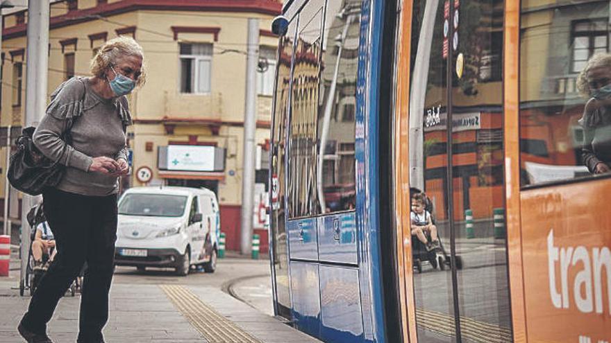 Una mujer espera para entrar al tranvía en La Laguna.