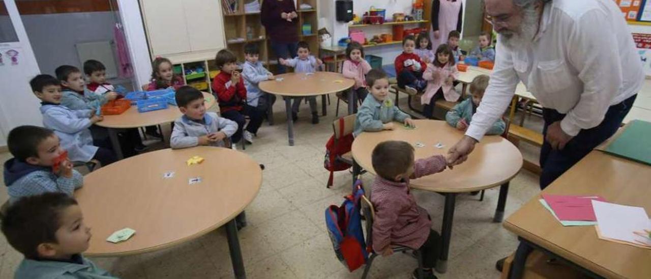 Una sesión de cuentacuentos realizada este curso con alumnos del colegio de Cercio. // Bernabé/Gutier