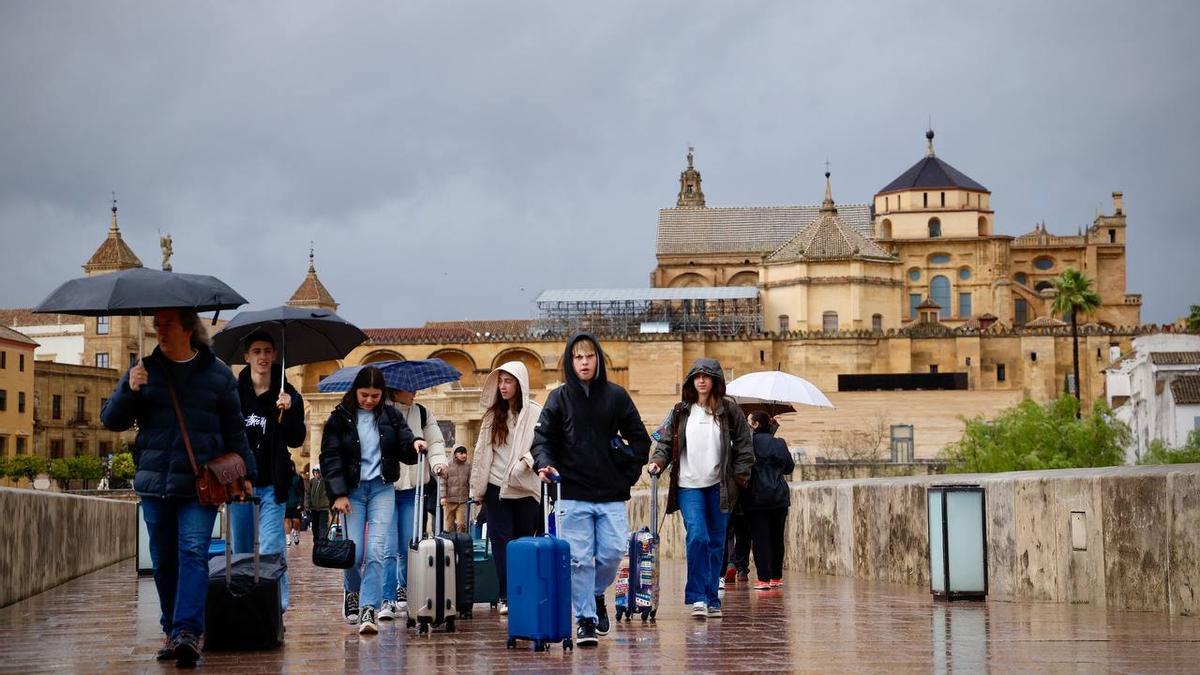 Turistas pasean por el entorno del casco histórico de Córdoba.