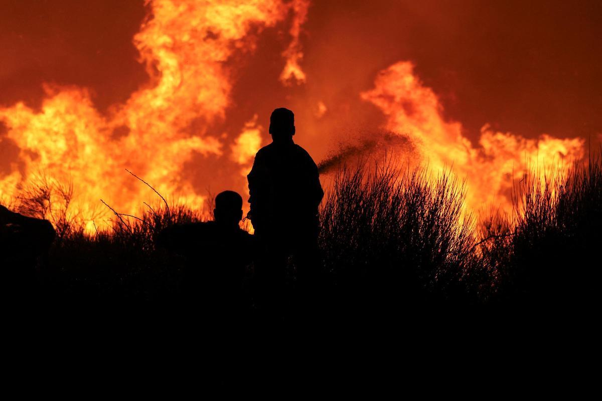 Dos grandes incencios cerca de Atenas obligan a evacuar a miles de personas