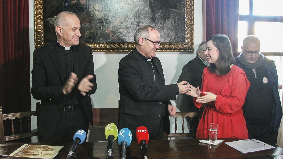 En el centro, Francisco Cerro al comunicar su nombramiento como Arzobispo de Toledo. A la izquierda, el actual administrador diocesano, Diego Zambrano.