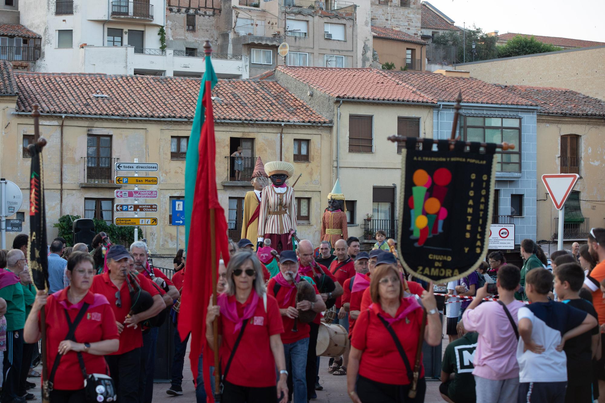 Desfile de peñas por las fiestas de San Pedro para recibir a la Gobierna