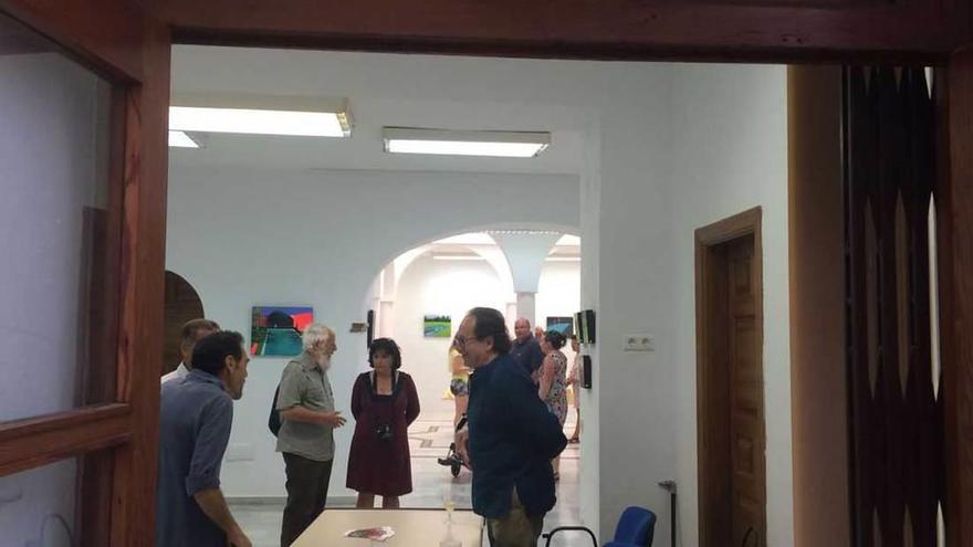 La inauguración de la muestra, el pasado 7 de junio; a la derecha, una de las obras de pequeño formato que Mendívil expuso en la localidad malagueña.