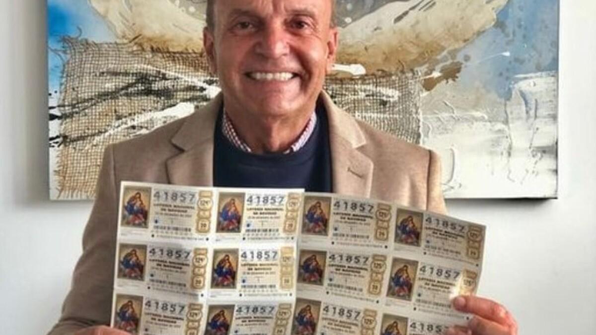 Jesús Machín con la nueva serie de la Lotería de Navidad que ha donado a los vecinos del municipio.