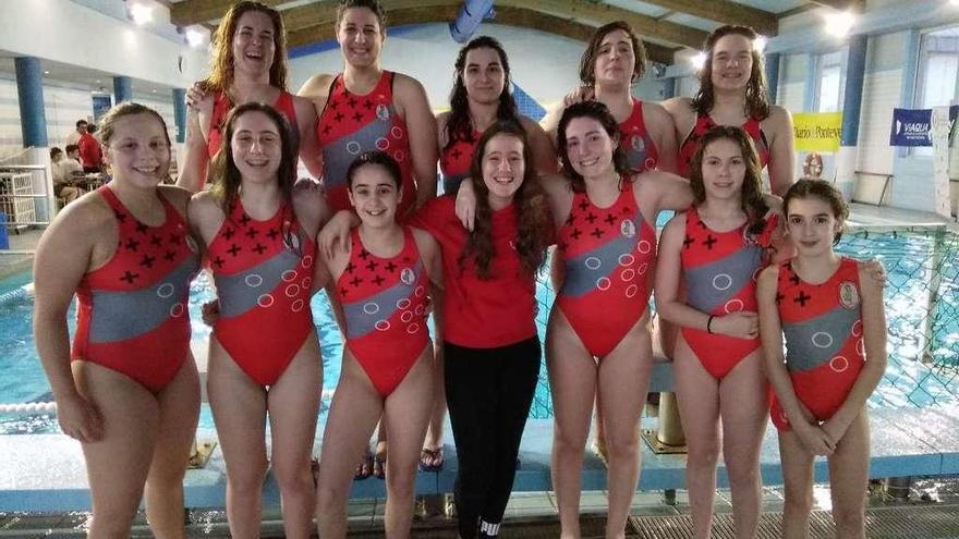 Equipo femenino del CW Pontevedra que acaba de ganar la liga. // FDV
