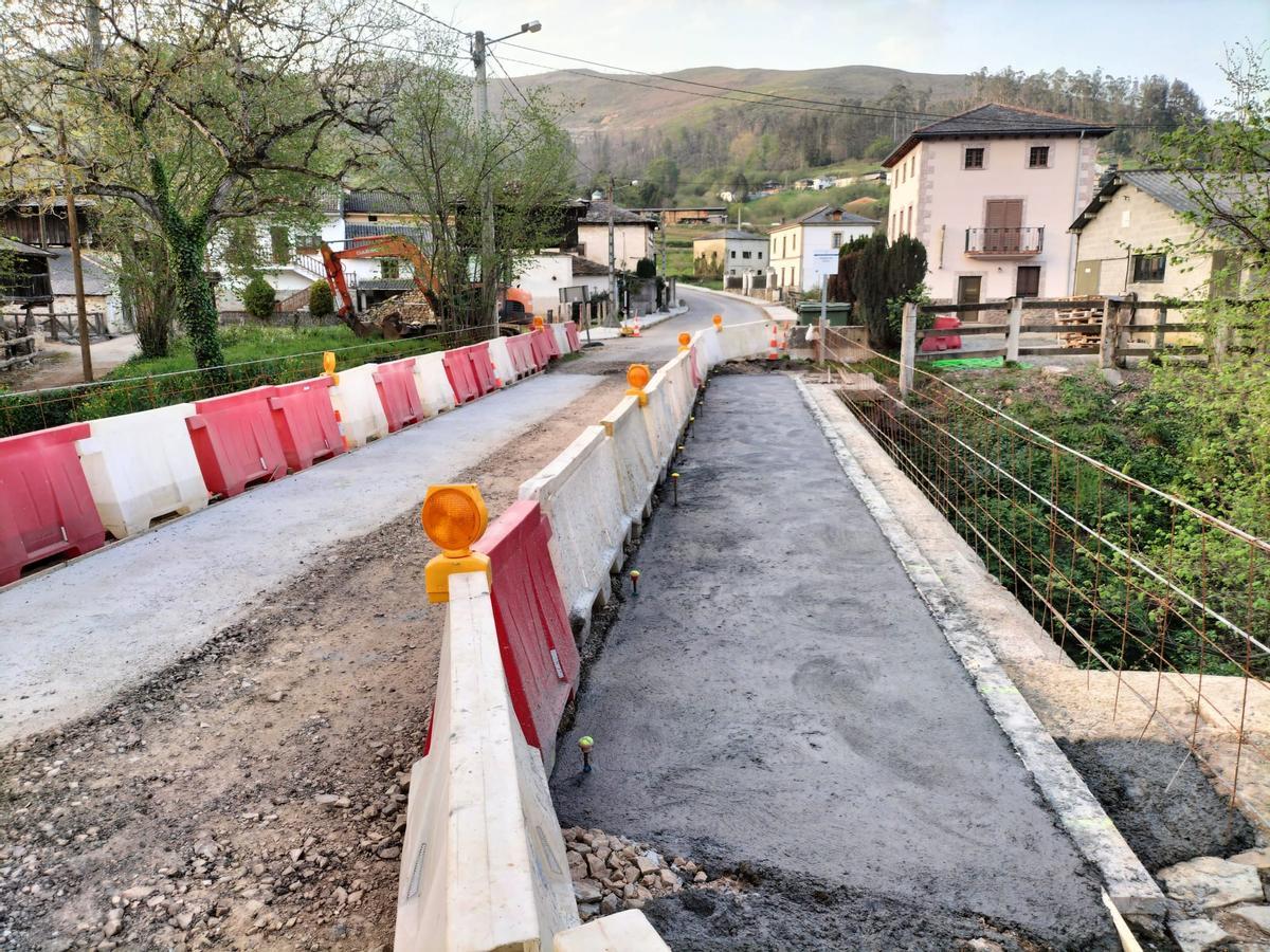 Puente de entrada a Naraval, este lunes, en obras.