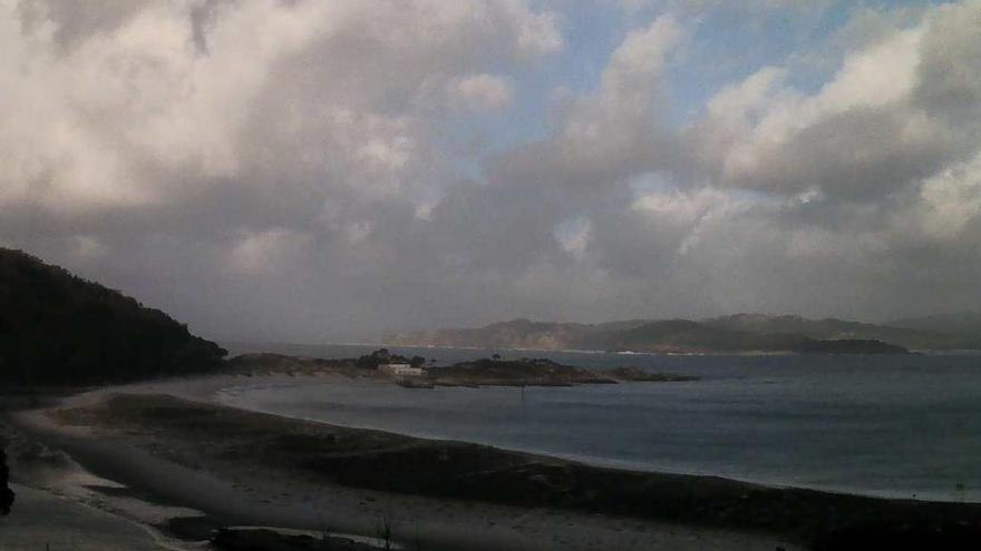 La playa de Rodas, en Cíes, esta tarde // Meteogalicia