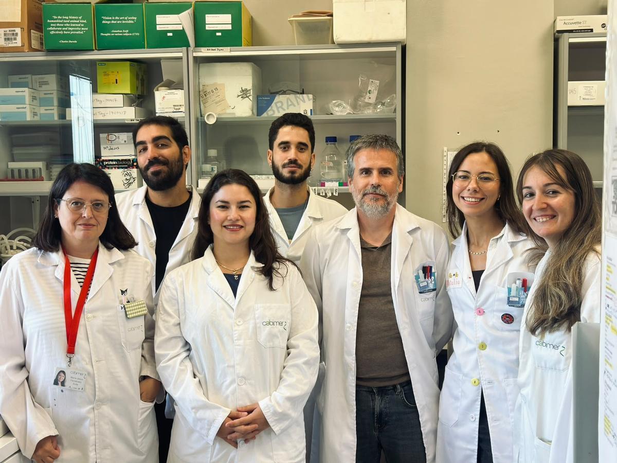 Parte del equipo del profesor Pablo Huertas, en los laboratorios de Cabimer.