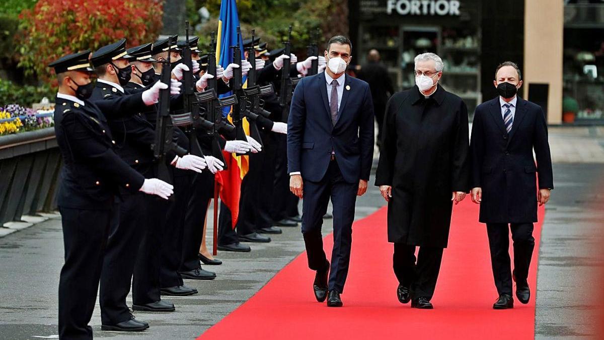 Pedro Sánchez, rebut amb honors militars a la seva arribada a Andorra.