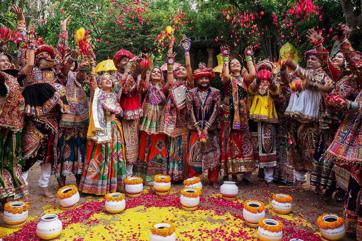 Ensayos del baile tradicional de Garba para el festival hindú de Navratri, en la India