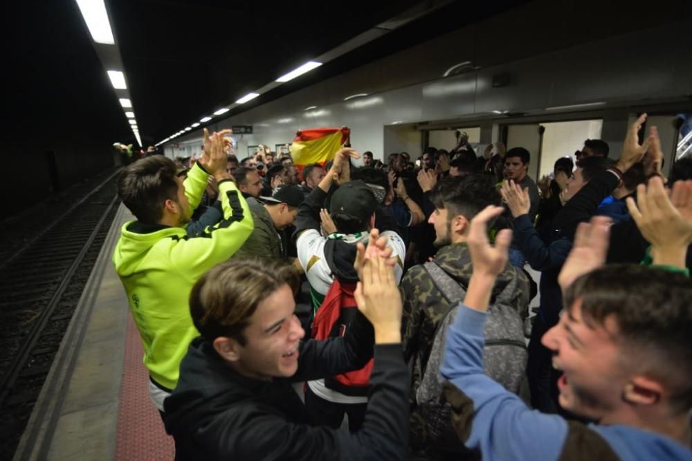 Los aficionados del Elche CF y del Hércules CF apoyan a su equipo antes del derbi