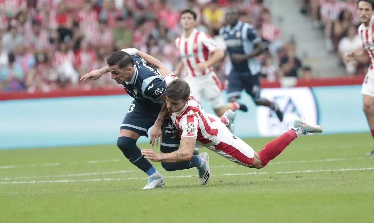 Carracedo, placado por un rival en el Sporting de Gijón-Córdoba CF de esta temporada.