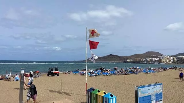 Las Canteras desafía al cielo gris: bañistas y turistas aprovechan el día en la playa de Las Palmas de Gran Canaria